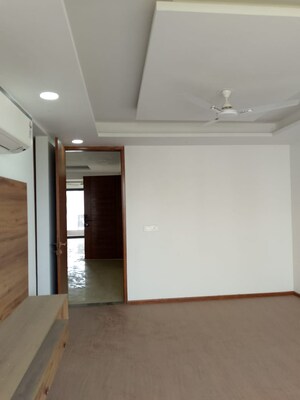 Room in 3 BHK Builder Floor at BPTP Amstoria Country Floor, Sector 102 – for Sale