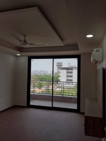 Room in 3 BHK Builder Floor at BPTP Amstoria Country Floor, Sector 102 – for Sale