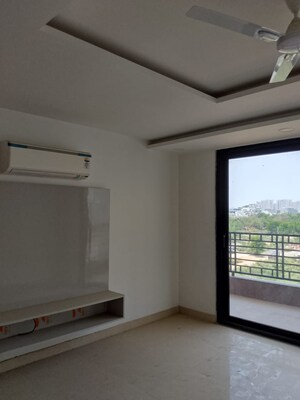 Room in 3 BHK Builder Floor at BPTP Amstoria Country Floor, Sector 102 – for Sale