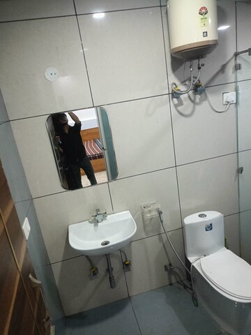 Bathroom in 1 BHK Builder Floor at Royal Homez, Sector 43 – for Rent