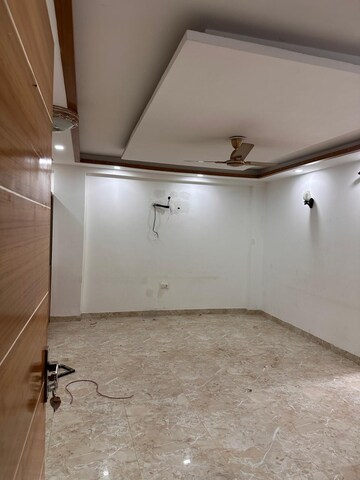 Room in 3 BHK Builder Floor at Sector 37 – for Rent