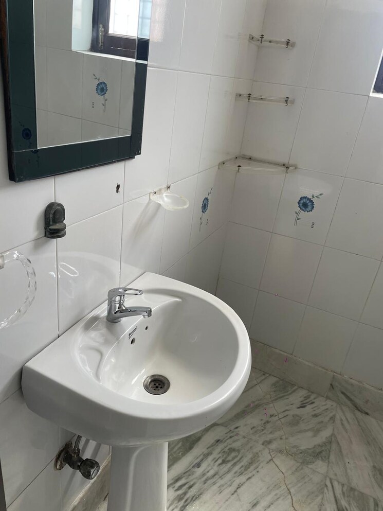 Bathroom, sector 37 3 Bedroom 250 Sq.Ft. Builder Floor In Sector 37 Faridabad 8787355