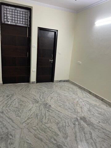 Room in 3 BHK Builder Floor at Sector 37 – for Rent