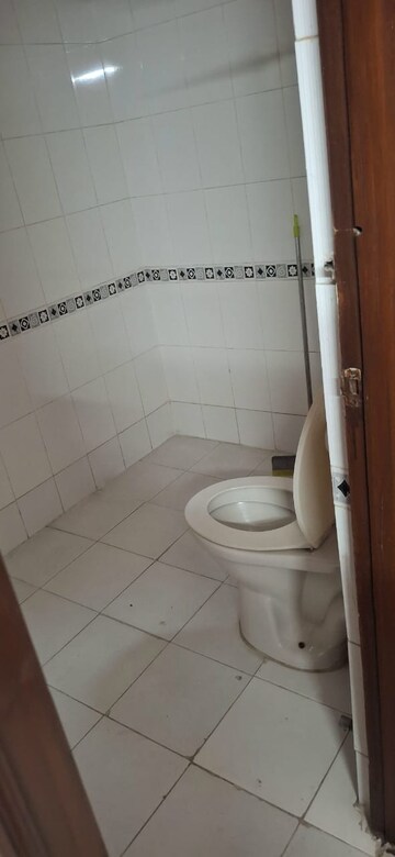 Bathroom in 3 BHK Apartment at Ardee City Palm Grove Heights, Sector 52 – for Rent