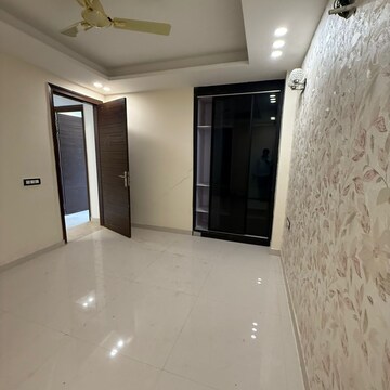 Room in 4 BHK Apartment at Versalia WoodWinds, Sector 67a – for Rent