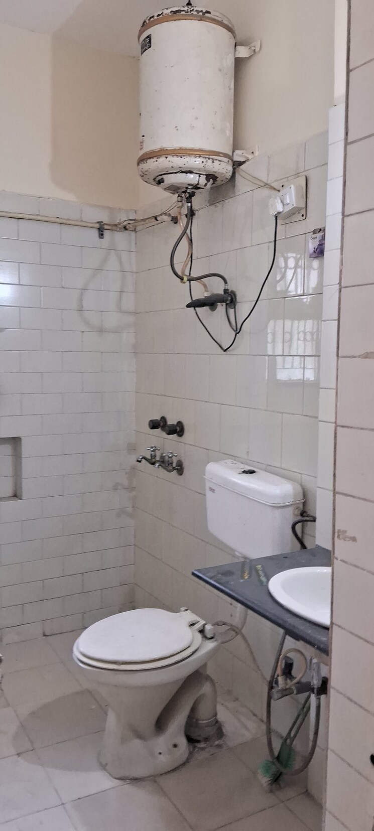 Bathroom, sarita-vihar-pocket-j-rwa 2.5 Bedroom 1100 Sq.Ft. Apartment In Sarita Vihar Delhi 8787575