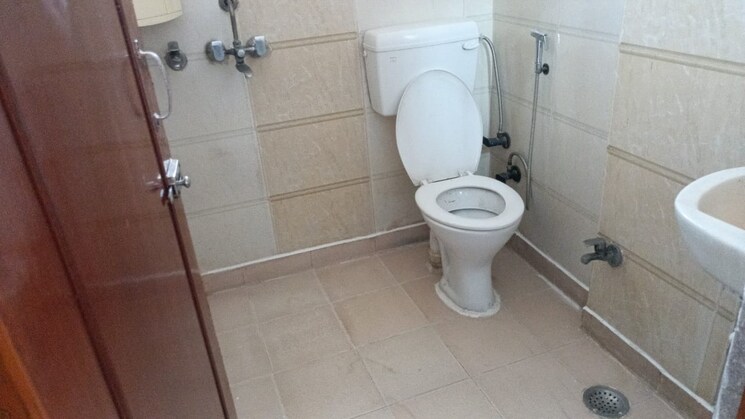 Bathroom, vaishali sector 5 3 Bedroom 1200 Sq.Ft. Builder Floor In Vaishali Sector 5 Ghaziabad 8787645