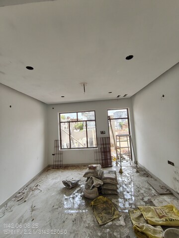Room in 3 BHK Independent House at Jankipuram Extension – for Sale