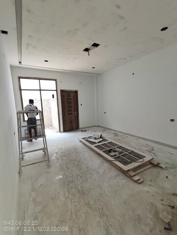 Room in 3 BHK Independent House at Jankipuram Extension – for Sale