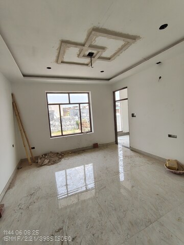 Room in 3 BHK Independent House at Jankipuram Extension – for Sale