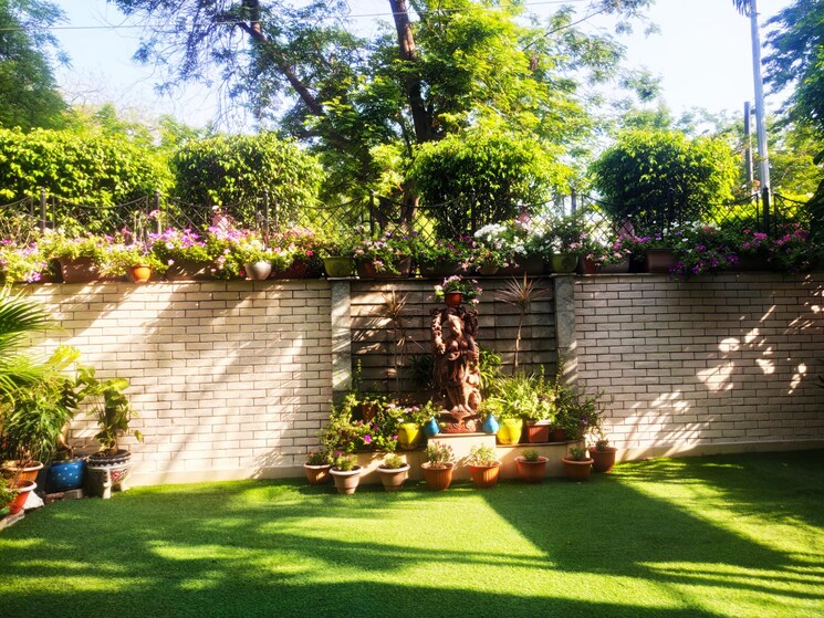 Garden, express-zenith 5 Bedroom 2500 Sq.Ft. Villa In Sector 77 Noida 8787908