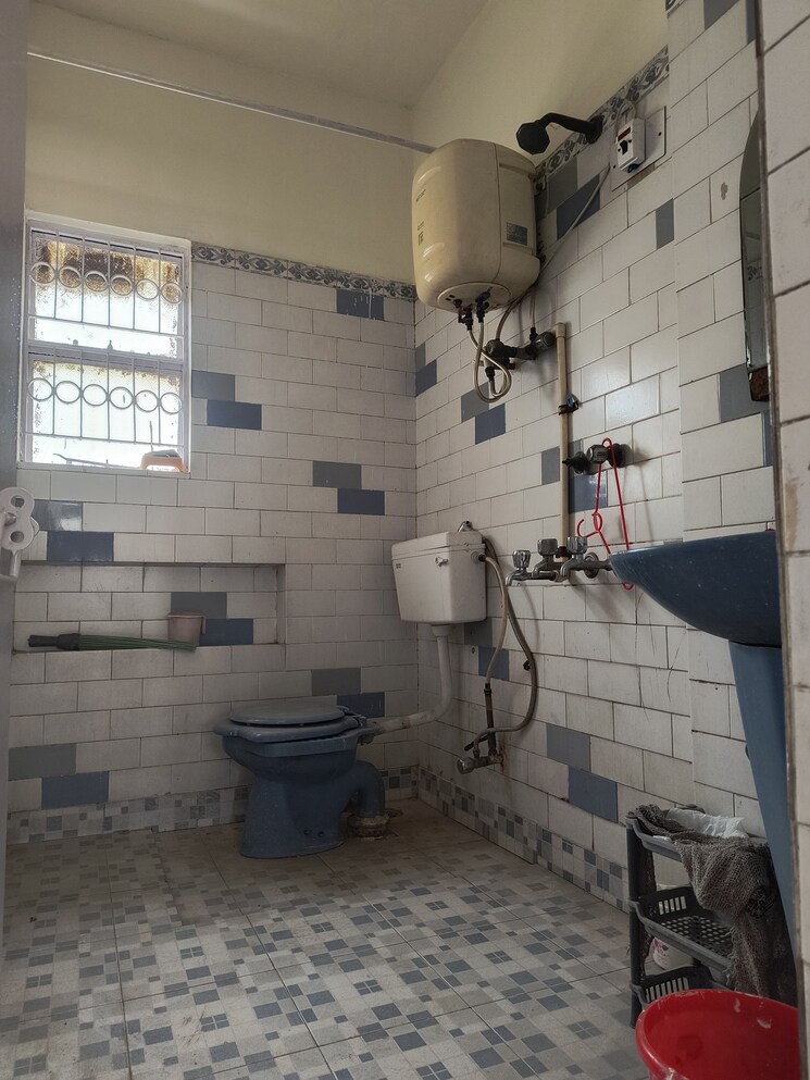 Bathroom, sarita-vihar-pocket-c-rwa 2 Bedroom 950 Sq.Ft. Apartment In Sarita Vihar Delhi 8787970