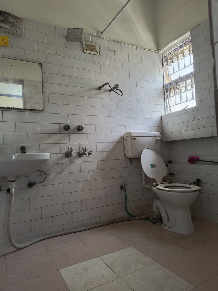 Bathroom, sarita-vihar-pocket-c-rwa 2 Bedroom 950 Sq.Ft. Apartment In Sarita Vihar Delhi 8787970