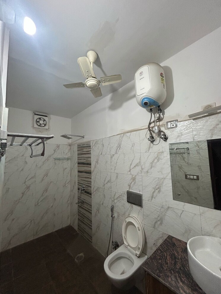 Bathroom, east of kailash 3 Bedroom 130 Sq.Yd. Builder Floor In East Of Kailash Delhi 8788039