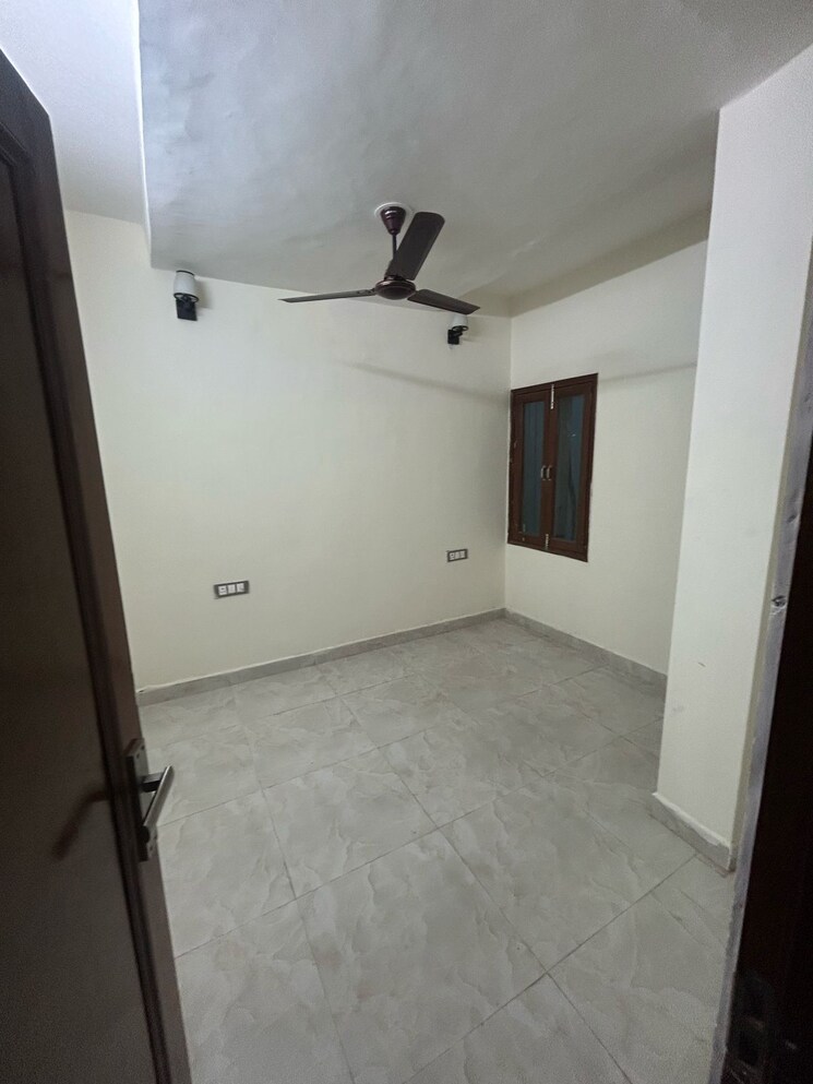 Room, east of kailash 3 Bedroom 130 Sq.Yd. Builder Floor In East Of Kailash Delhi 8788039