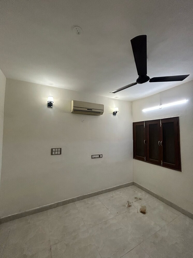 Room, east of kailash 3 Bedroom 130 Sq.Yd. Builder Floor In East Of Kailash Delhi 8788039