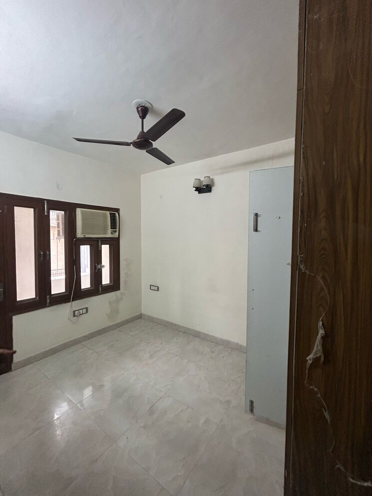 Room, east of kailash 3 Bedroom 130 Sq.Yd. Builder Floor In East Of Kailash Delhi 8788039