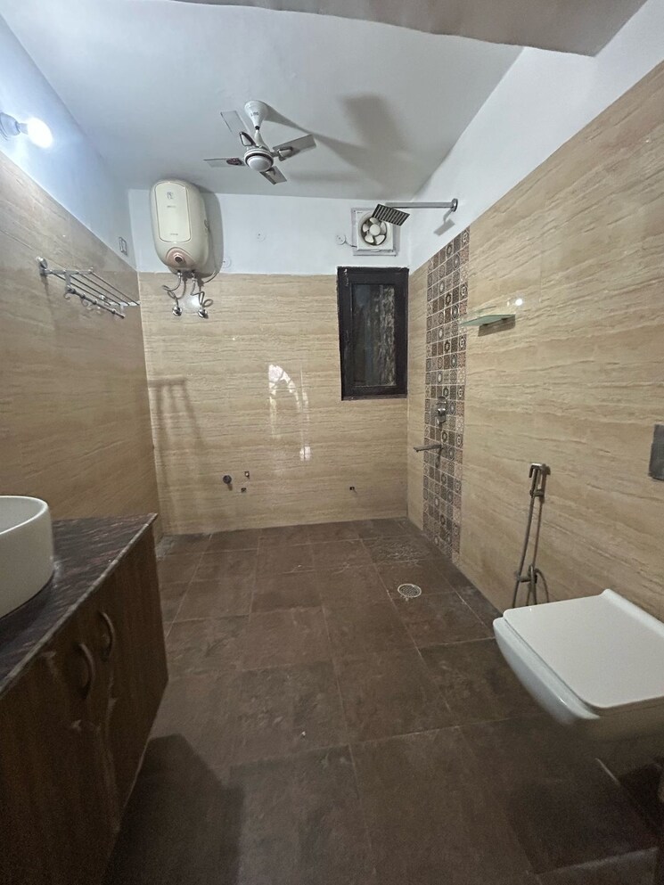 Bathroom, east of kailash 3 Bedroom 130 Sq.Yd. Builder Floor In East Of Kailash Delhi 8788039