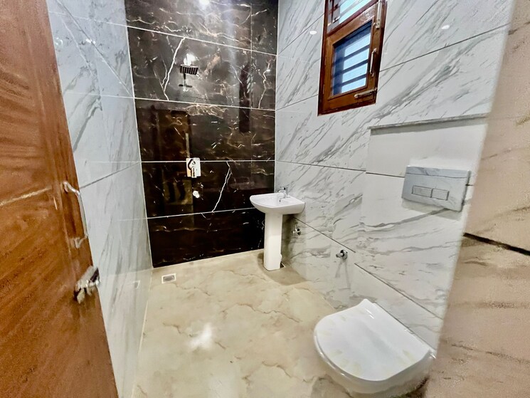 Bathroom, kishanpura 3 Bedroom 180 Sq.Yd. Independent House In Kishanpura Zirakpur 8788048