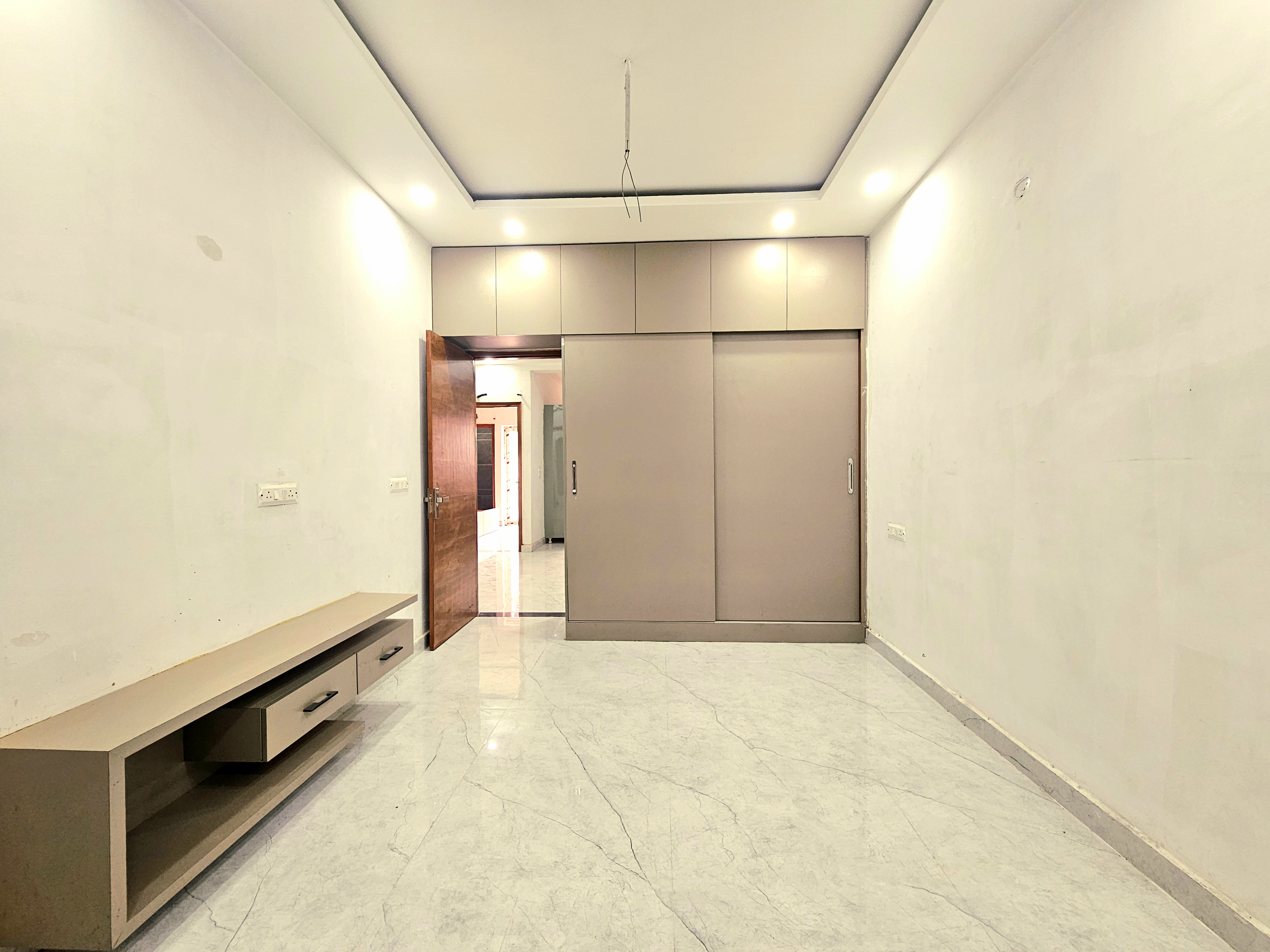 3 BHK + Servant Room Builder Floor For Sale in High Ground