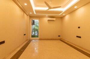 Room in 4 BHK Builder Floor at Dlf Phase ii – for Sale
