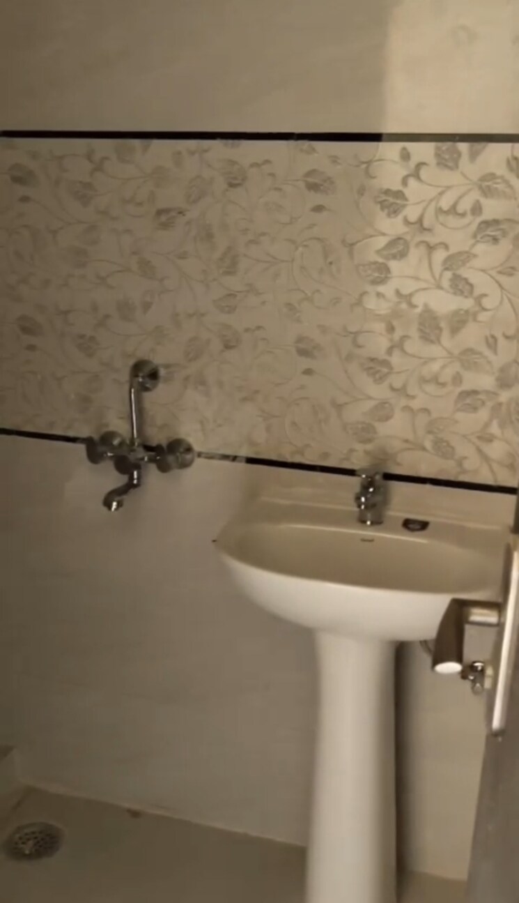 Bathroom, indira nagar 3 Bedroom 900 Sq.Ft. Apartment In Indira Nagar Lucknow 8788272