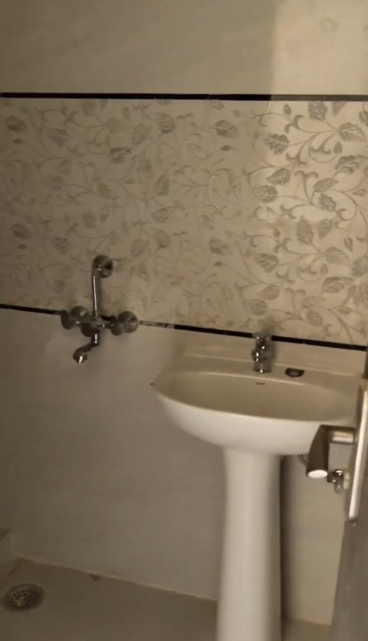 Bathroom, indira nagar 3 Bedroom 900 Sq.Ft. Apartment In Indira Nagar Lucknow 8788272