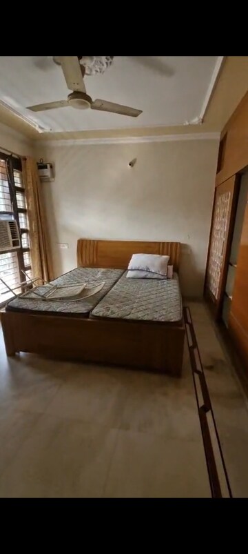 Bedroom in 2 BHK Builder Floor at Sector 44 – for Rent