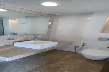 Bathroom in 4 BHK Apartment at Lodha Bellissimo, Mahalaxmi – for Rent