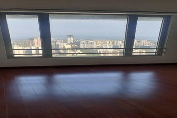 Room in 4 BHK Apartment at Lodha Bellissimo, Mahalaxmi – for Rent