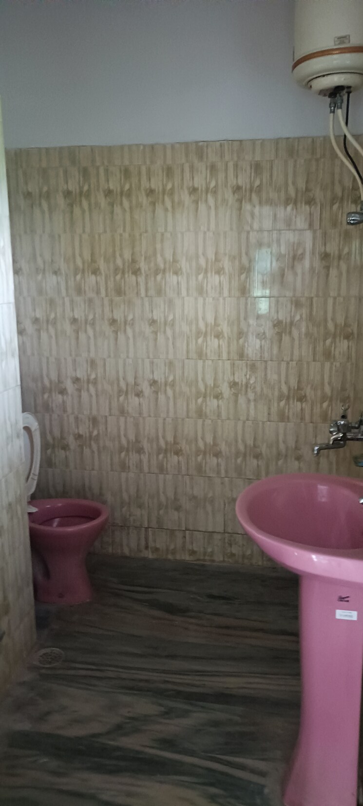Attached Bathroom, makka wala 3 Bedroom 2000 Sq.Ft. Apartment In Makka Wala Dehradun 8788350