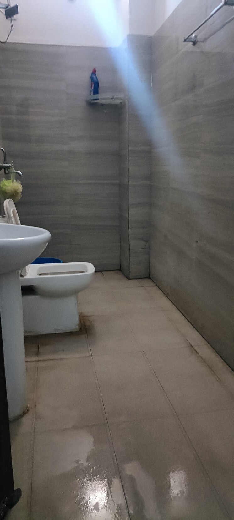 Bathroom, makka wala 3 Bedroom 2000 Sq.Ft. Apartment In Makka Wala Dehradun 8788350