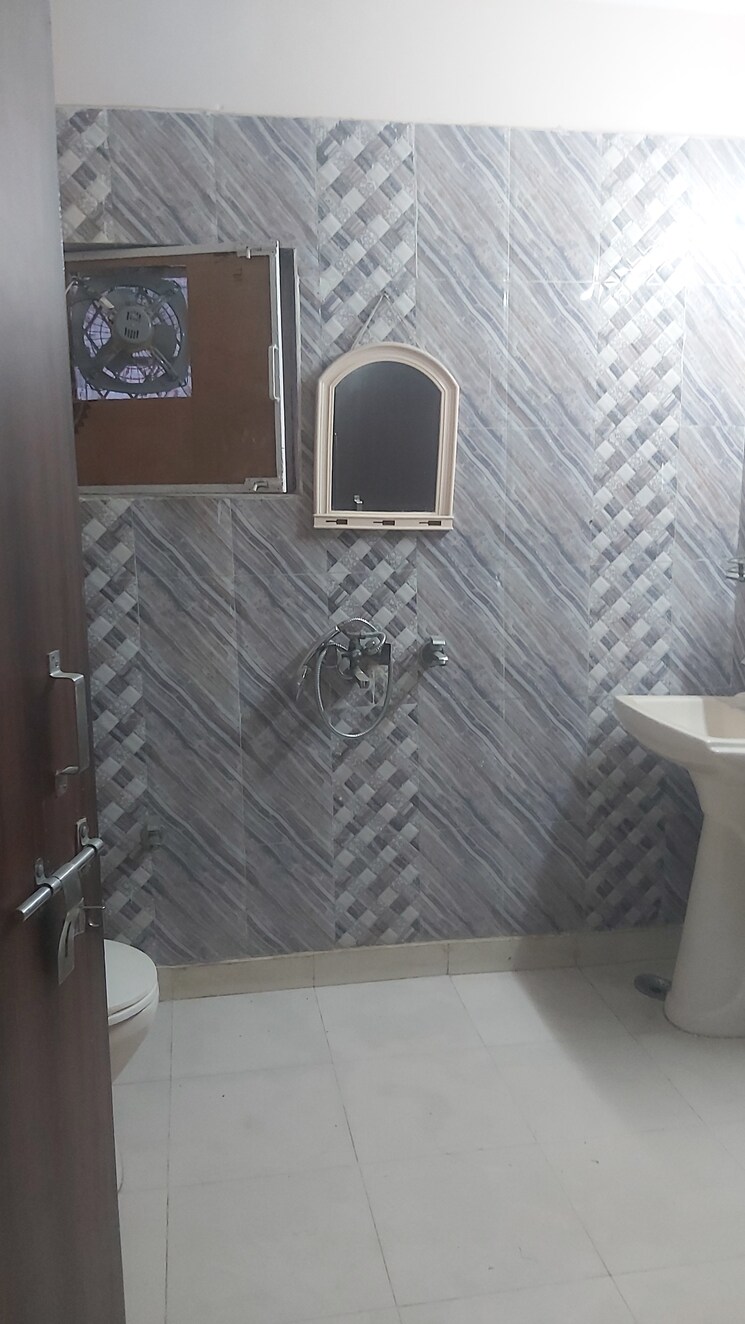 Bathroom, mayur vihar 2.5 Bedroom 1250 Sq.Ft. Apartment In Mayur Vihar Delhi 8788408