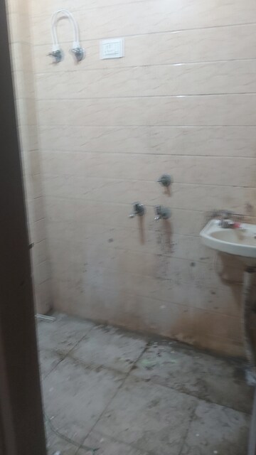 Bathroom in 1.5 BHK Builder Floor at Mayur Vihar – for Rent