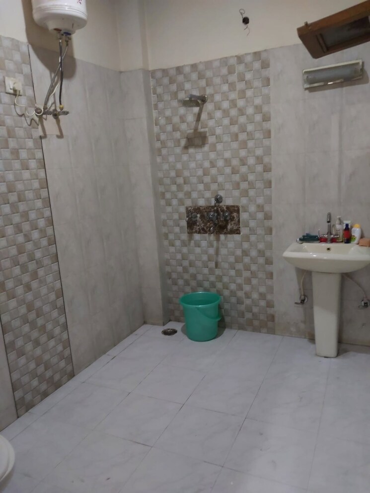 Bathroom, shakti khand iii 3 Bedroom 1460 Sq.Ft. Builder Floor In Shakti Khand Iii Ghaziabad 8788473