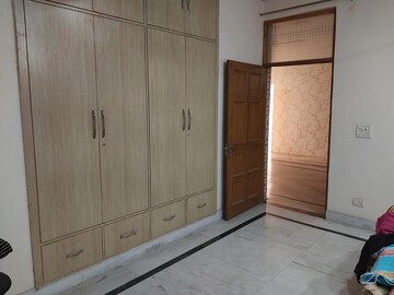 Room in 3 BHK Builder Floor at Shakti Khand Iii – for Rent