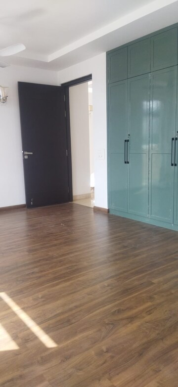 Room in 5 BHK Villa at Unitech Uniworld Resorts-The Residences, Sector 33 – for Rent