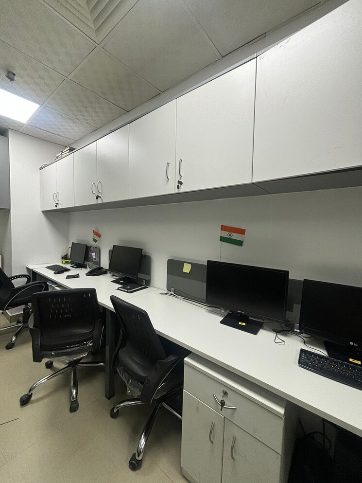 Team Area, spaze-itech-park Commercial Office Space 1000 Sq.Ft. In Sector 49 Gurgaon 8788662