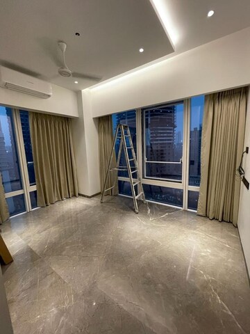 Room in 2 BHK Apartment at Indiabulls Blu, Worli – for Rent