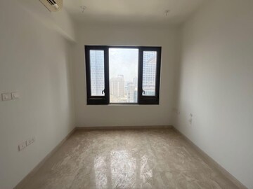 Room in 2 BHK Apartment at Lodha The Park, Worli – for Rent