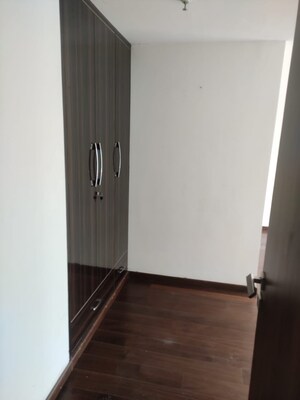 Room in 4 BHK Apartment at DLF The Royalton Tower, Dlf Phase V – for Sale