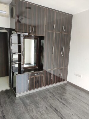 Room in 4 BHK Apartment at DLF The Royalton Tower, Dlf Phase V – for Sale