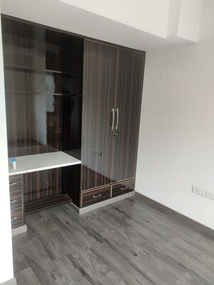 Room in 4 BHK Apartment at DLF The Royalton Tower, Dlf Phase V – for Sale