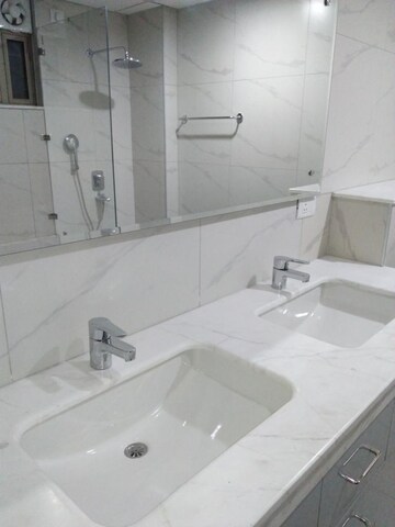 Bathroom in 4 BHK Apartment at DLF The Royalton Tower, Dlf Phase V – for Sale