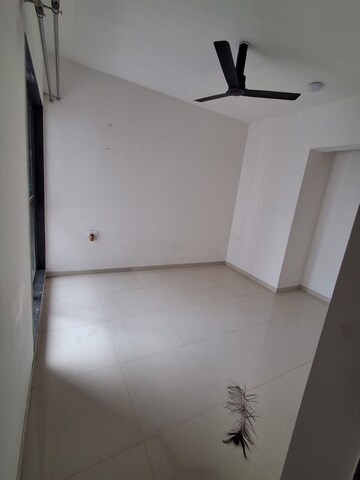 Room in 2 BHK Apartment at Runwal Eirene, Balkum Pada – for Rent