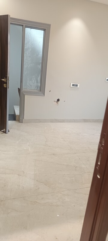 Room in 3 BHK Builder Floor at Saraswati Vihar – for Rent