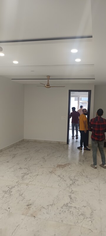 Parking in 3 BHK Builder Floor at Pushpanjali Enclave – for Rent