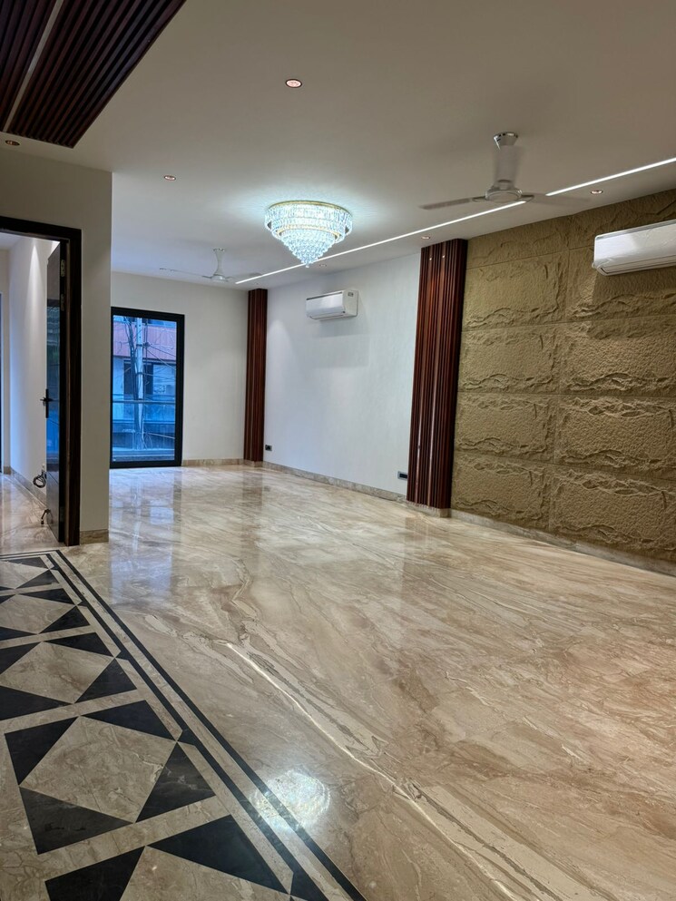 Living Room, dlf-atria 4 Bedroom 300 Sq.Yd. Builder Floor In Dlf Phase ii Gurgaon 8789013