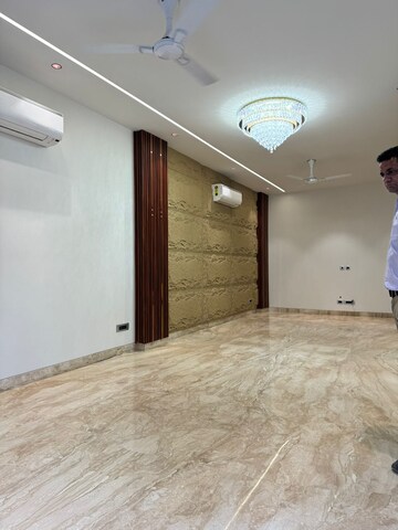 Room in 4 BHK Builder Floor at DLF Atria, Dlf Phase ii – for Sale