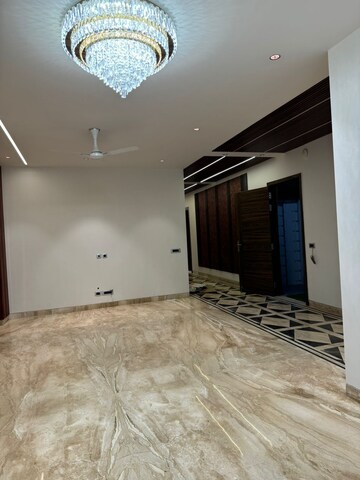 Room in 4 BHK Builder Floor at DLF Atria, Dlf Phase ii – for Sale